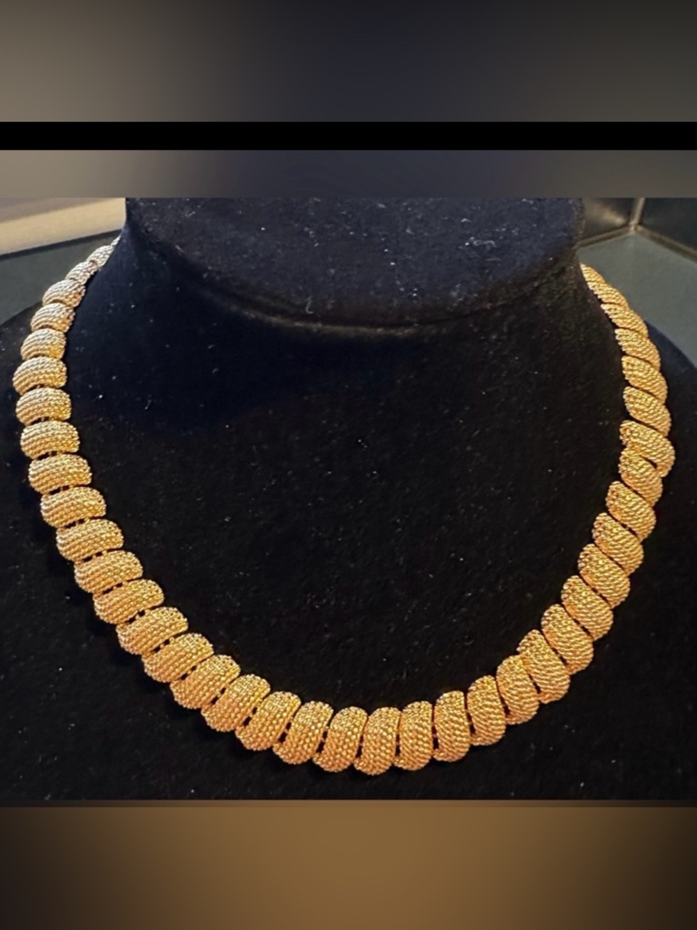 NAPIER Signed  Vintage 1980’s Gold-Tone Textured Link Chunky Necklace Over Clasp - Picture 5 of 17
